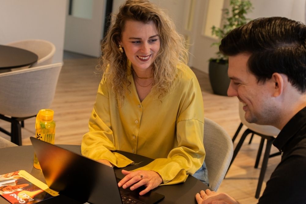 Man en vrouw achter de laptop