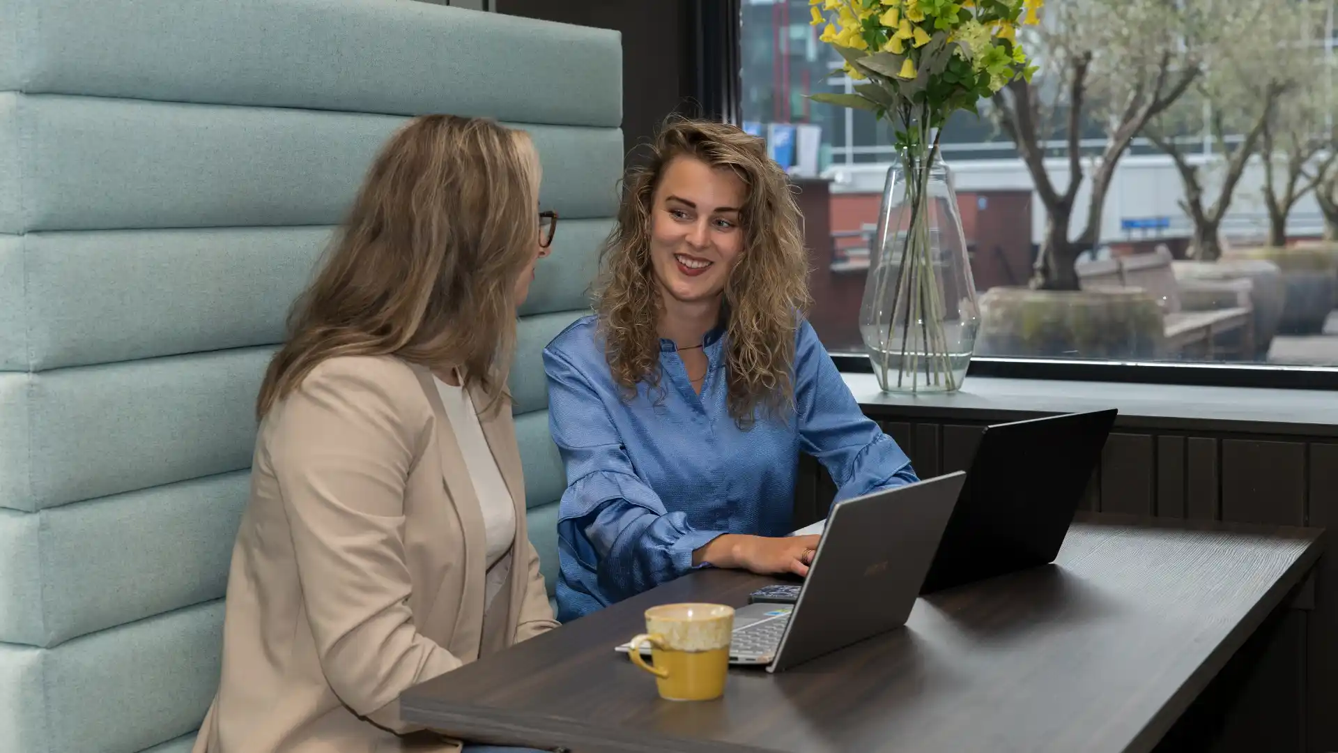 Professionals achter laptop
