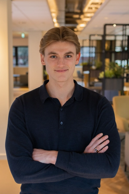Human Resource medewerker glimlacht in camera