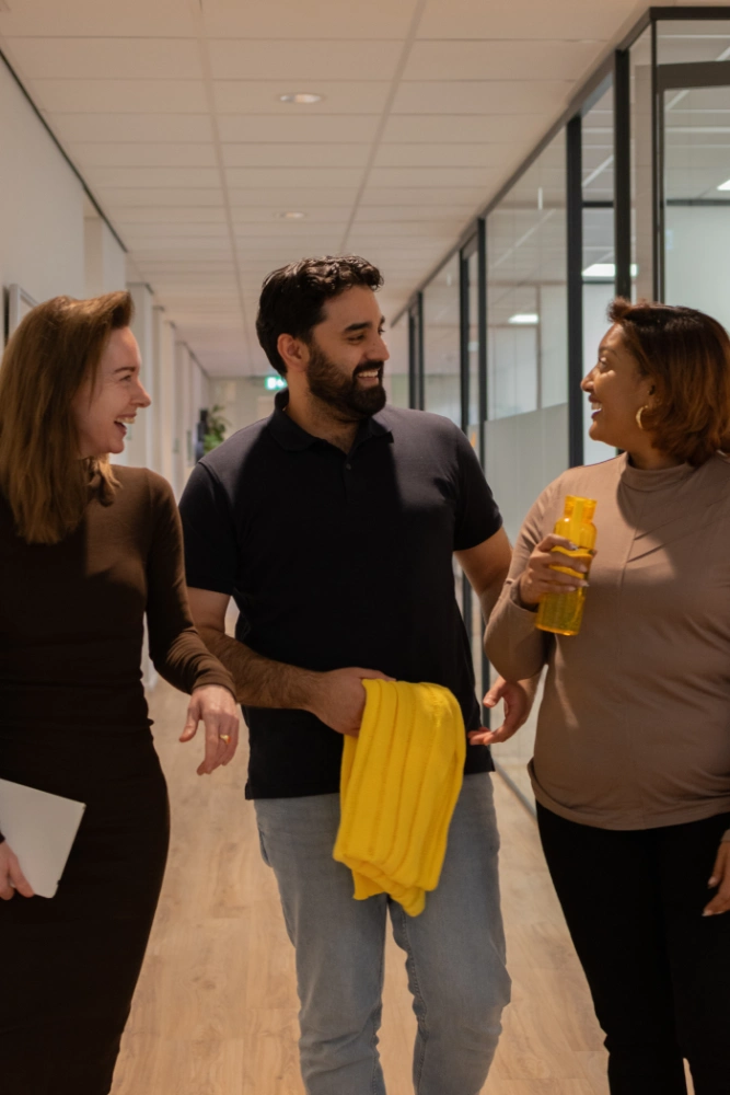 Drie lachende collega's op kantoor Almere